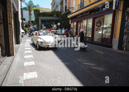 I turisti ottenere un giro per le strade di Sorrento in una sommità aperta VW Beetle. Foto Stock