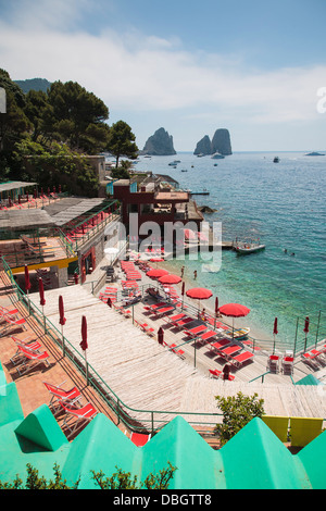 Godersi il sole sulla isola di Capri, Italia. Foto Stock