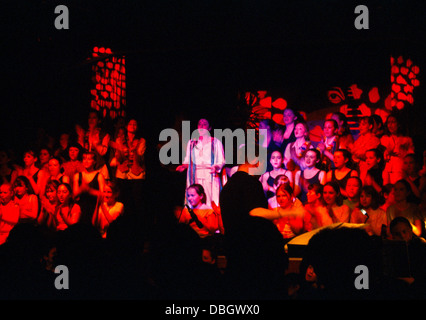 I ragazzi sul palco di eseguire giochi a scuola di Giuseppe e il Technicolor Dreamcoat -luci UV Foto Stock