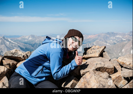 Escursionista femmina sulla vetta del Monte Elbert (14440 ft), Sawatch range, Colorado, STATI UNITI D'AMERICA Foto Stock