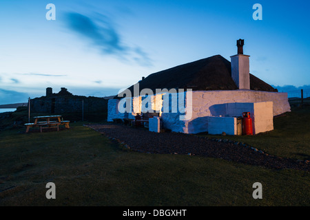 Dal tetto di paglia blackhouse tradizionale ora utilizzato come ostello della gioventù, Berneray, Ebridi Esterne, Scozia Foto Stock