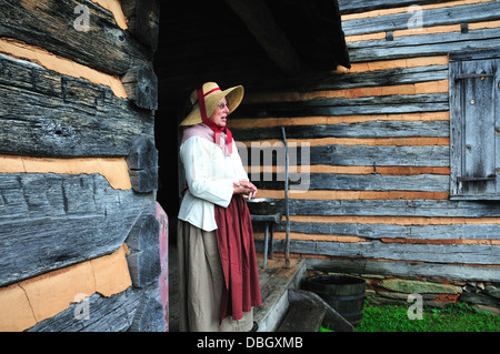 Presso la Blue Ridge Farm Museum, una donna nel periodo dress descrive la vita in un territorio rurale Virginia azienda durante il 1800 Foto Stock