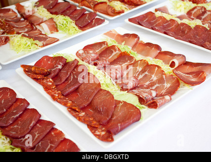 Antipasti misti di carne di maiale sul tavolo da buffet Foto Stock