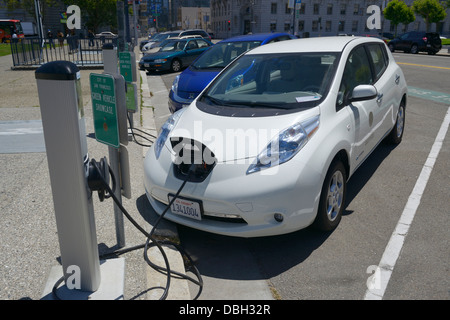 Auto elettrica della carica in uno spazio riservato al di fuori di San Francisco City Hall Foto Stock
