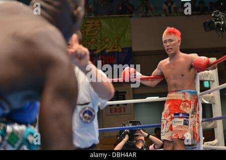 Kyotaro Fujimoto (JPN), 25 luglio 2013 - Pugilato : Kyotaro Fujimoto del Giappone attende in un angolo neutro come l'arbitro fornisce un conteggio di Okello Pietro dell Uganda nel sesto round durante il vacante giapponese titolo heavyweight bout al Korakuen Hall di Tokyo, Giappone. (Foto di Hiroaki Yamaguchi/AFLO) Foto Stock