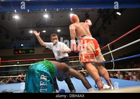 Kyotaro Fujimoto (JPN), 25 luglio 2013 - Pugilato : Kyotaro Fujimoto del Giappone festeggia dopo abbattendo Okello Pietro dell Uganda nel sesto round durante il vacante giapponese titolo heavyweight bout al Korakuen Hall di Tokyo, Giappone. (Foto di Hiroaki Yamaguchi/AFLO) Foto Stock