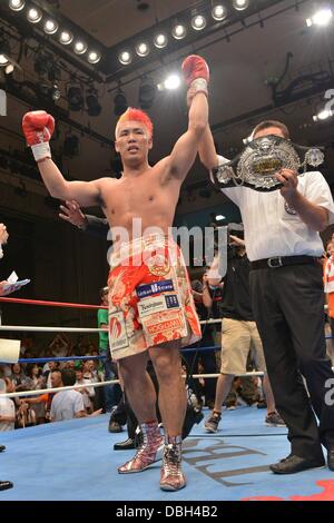 Kyotaro Fujimoto (JPN), 25 luglio 2013 - Pugilato : Kyotaro Fujimoto del Giappone festeggia dopo aver vinto il vacante giapponese titolo heavyweight bout al Korakuen Hall di Tokyo, Giappone. (Foto di Hiroaki Yamaguchi/AFLO) Foto Stock