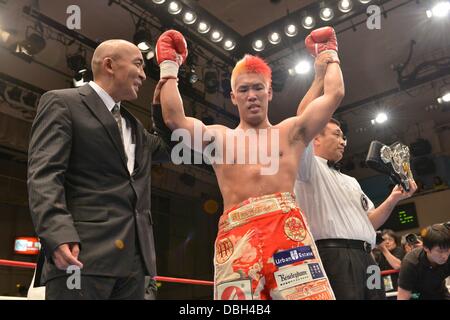 Kyotaro Fujimoto (JPN), 25 luglio 2013 - Pugilato : Kyotaro Fujimoto del Giappone festeggia dopo aver vinto il vacante giapponese titolo heavyweight bout al Korakuen Hall di Tokyo, Giappone. (Foto di Hiroaki Yamaguchi/AFLO) Foto Stock