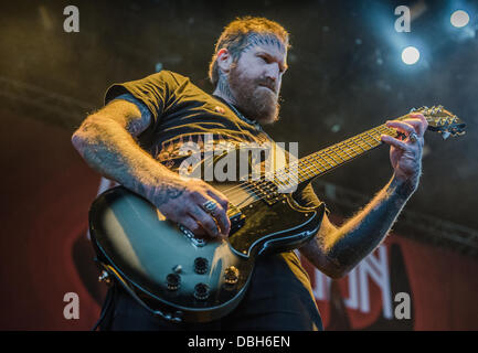 Heavy metal band Mastodon performing live a Mayhem Fest 2013. Mastodon è un American heavy metal band di Atlanta, Georgia, formata nel 2000. La band è composta di bassista e cantante Troy Sanders, chitarrista Brent cerve, chitarrista Bill Kelliher e il batterista Brann Dailor. Foto Stock