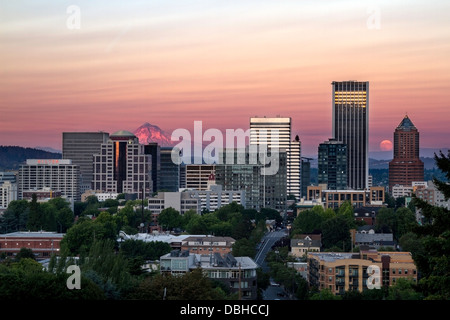 Vista dello Skyline di Portland, Oregon, Stati Uniti d'America con il Monte Cofano e la luna che sorge visto in lontananza Foto Stock