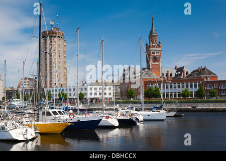 Francia, Nord, le Fiandre francesi, Dunkerque, Bassin du Commerce marina e il municipio, torre. Foto Stock