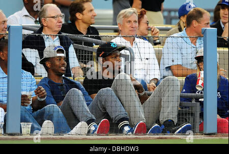 Los Angeles, California, USA. Il 30 luglio 2013. Los Angeles Clippers Chris Paul (L) e Kevin Durant (R) durante il Major League Baseball gioco tra i Los Angeles Dodgers e i New York Yankees a Dodger Stadium.Il Los Angeles Dodgers sconfiggere i New York Yankees 3-2 su una passeggiata off RBI nel fondo del nono inning.Louis Lopez/CSM/Alamy Live News Foto Stock