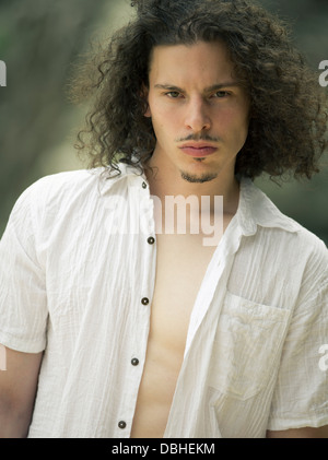 Egiziano uomo americano con lunghi capelli mossi di barba e baffi indossando rimosse manicotto corto bianco maglietta di cotone Foto Stock