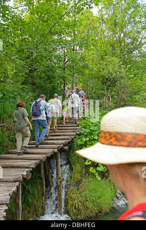 La gente sulla passerella in legno, Plitwitz laghi, Nord Dalmazia, Croazia Foto Stock