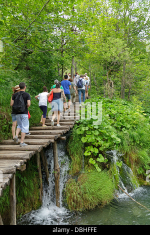 La gente sulla passerella in legno, Plitwitz laghi, Nord Dalmazia, Croazia Foto Stock