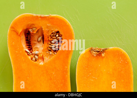 Freschi la zucca, dimezzato su uno sfondo verde. Paesaggio. Foto Stock