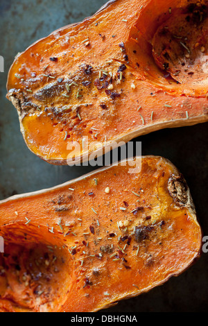 Cucinato e condito zucca su una teglia da forno, rustico cibo delizioso. Foto Stock