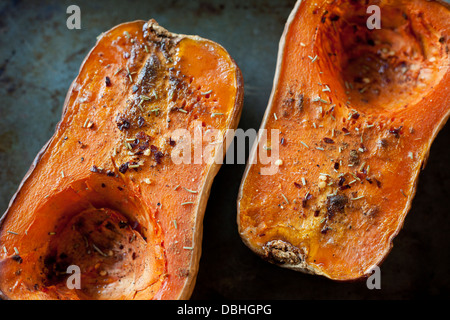 Cucinato e condito zucca su una teglia da forno, rustico cibo delizioso. Foto Stock