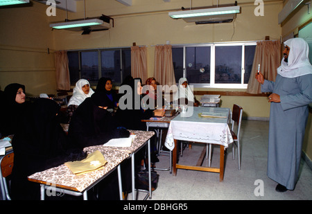 Kuwait City Kuwait le donne al pomeriggio classe coranica Foto Stock