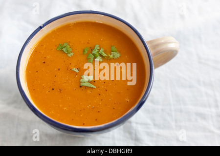La Zucca zuppa, cibo vegetariano, in un ambiente rustico gestite ciotola. vista superiore Foto Stock