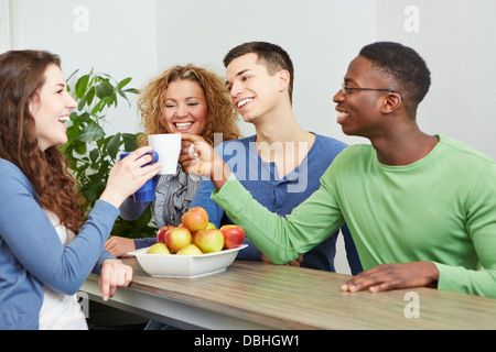 Allievi felici di bere caffè insieme in una caffetteria Foto Stock