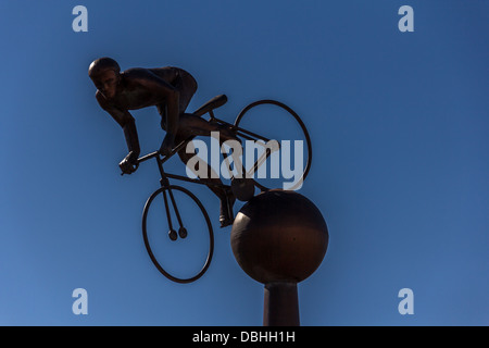 Bronze ciclista sulla parte superiore di un plinto sul lungomare di Southport Foto Stock