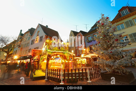 Mercatino di Natale e le luci decorazione presso il centro della citta'. Colmar. Strada del vino. Haut-Rhin. L'Alsazia. La Francia. Foto Stock