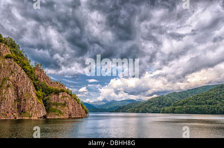 Paesaggio con la diga di Vidraru Lago in montagna Fagaras in Romania Foto Stock