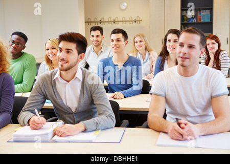 Molti studenti nel seminario di studiare e di ascolto in Aula universitaria Foto Stock