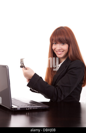 Fustrated imprenditore nel suo ufficio che minacciano di distruggere il suo PC con un martello di pura frustrazione Foto Stock