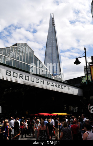 Una vista di shard dal mercato di Borough, London, Regno Unito Foto Stock