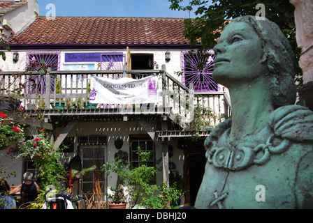 Negozi colorati all'esperienza di Glastonbury di Glastonbury off High Street Somerset Inghilterra Foto Stock