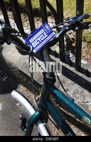 Bicicletta abbandonata a Radcliffe Square Oxford Regno Unito Foto Stock