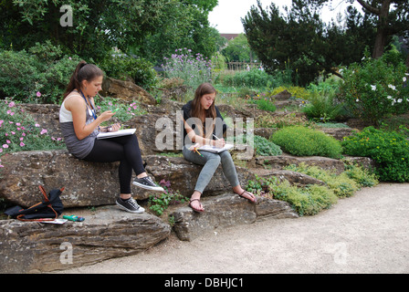 Gli studenti di arte nella University of Oxford Botanic Garden vicino al Magdalen College di Oxford Regno Unito Foto Stock