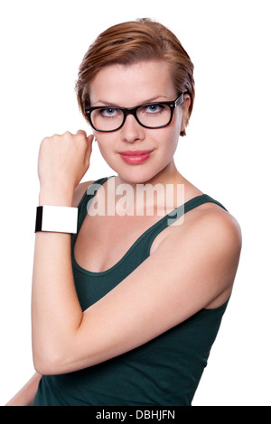 Ragazza con un moderno Internet Smart Watch isolato su bianco. Lo schermo è vuoto e si può inserire tutto quello che vuoi. Foto Stock