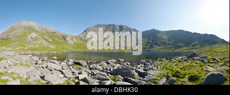 Panorama di Tryfan & Glyder Fach da Llyn Bochlwyd nel Parco Nazionale di Snowdonia. Foto Stock