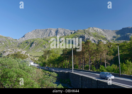 L'A5 a Londra a Holyhead Road passando attraverso la scenic Ogwen e Nant Ffrancon Valley in Snowdonia, il Galles del Nord. Foto Stock
