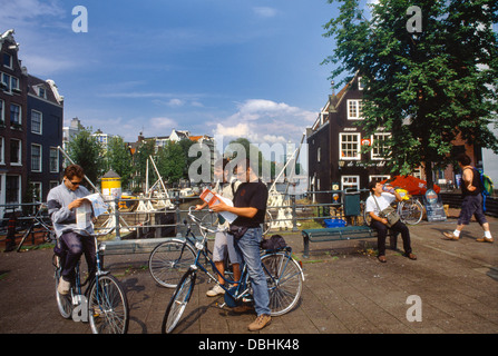 Amsterdam Olanda un gruppo di ciclisti in Cerca e Mappe da Canal Foto Stock