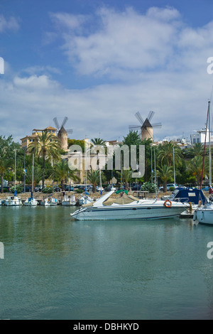 Mulini a vento e barche a Palma di Maiorca, isole Baleari, Spagna Foto Stock