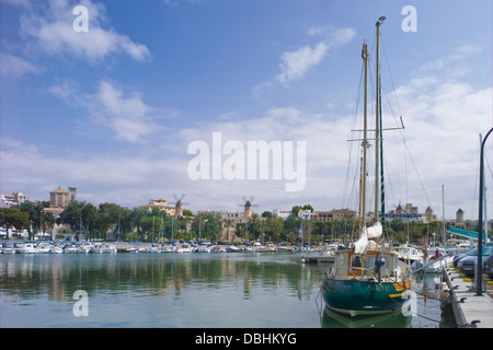 Mulini a vento e barche in Palma de Mallorca Foto Stock