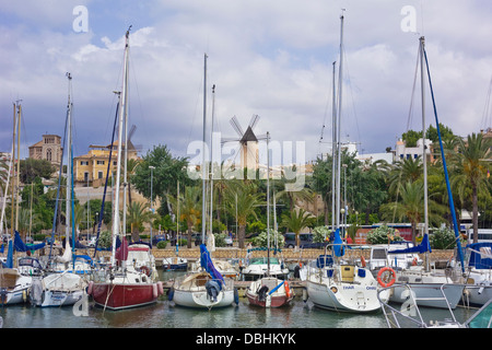 Mulini a vento e barche in Palma de Mallorca Foto Stock