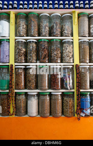 Delle cure tradizionali presso la farmacia locale del negozio. Foto Stock