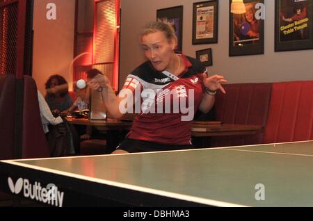 Londra, Regno Unito. Il 30 luglio 2013. Kelly Sibley (ITA). Inghilterra Ping Pong Kit di lancio in associazione con Butterfly. Club di bounce. Londra. Regno Unito. 30/07/2013. Credito: Sport In immagini/Alamy Live News Foto Stock