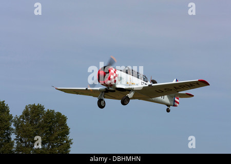 North American A-6D Harvard III EP-H D 42-84555 G-ELMH il decollo da Breighton Airfield Foto Stock