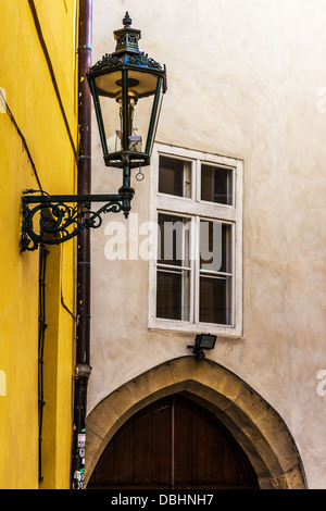 Un lampione in un piccolo angolo di una strada laterale nella storica Città Vecchia (Staré Mesto) distretto di Praga. Foto Stock