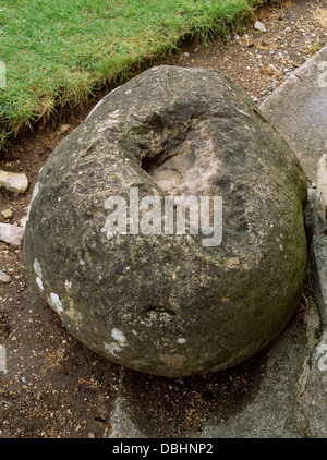 Abbazia di Glastonbury, Somerset: pietra sagomata, credeva di essere un pagano omphalos scoperto presso l'Abbazia nel 1910s da architetto Federico Bligh Bond. Foto Stock