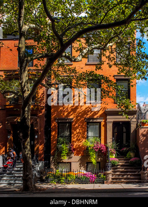 La luce del sole splende sulla parte anteriore di un rosso mattone casa di riga su State Street in Brooklyn Heights New York City Foto Stock