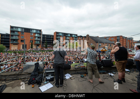 Fascia giocare sulla parte superiore del tetto con grande folla di persone che guardano a Sheffield tracciafile festival South Yorkshire Inghilterra Foto Stock