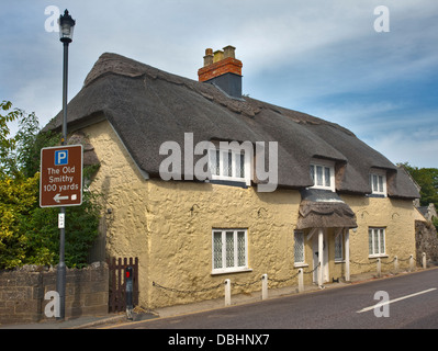 Cottage con tetto in paglia in Godshill, Isle of Wight, Hampshire, Inghilterra Foto Stock