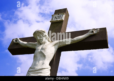 Statua da Irlanda di Gesù sulla croce contro il cielo nuvoloso Foto Stock